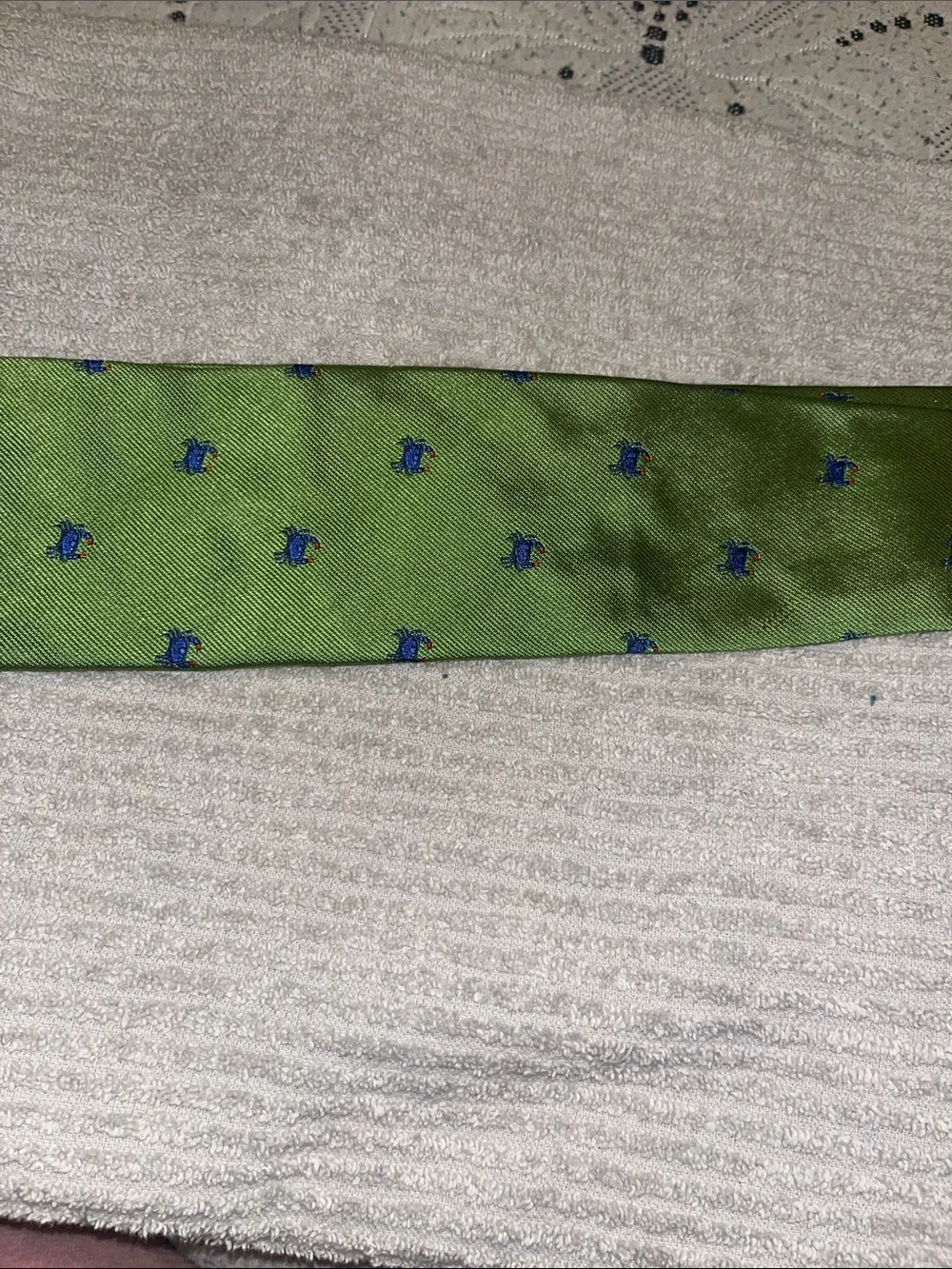 Crew Green with Blue Crabs Motif Tie